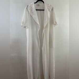Barbizon At Home White Textured Floral Cottagecore Robe House size M